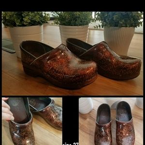 Dansko limited Editi 20th Anniversary Scroll clogs